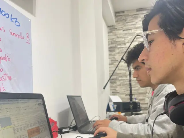 El equipo de 3R Core revisando métricas de búsqueda