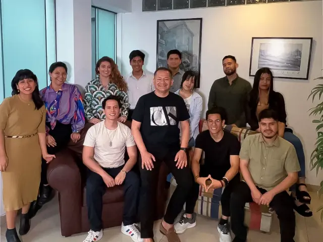 Parte del equipo de 3R Core en su oficina de La Molina, Lima